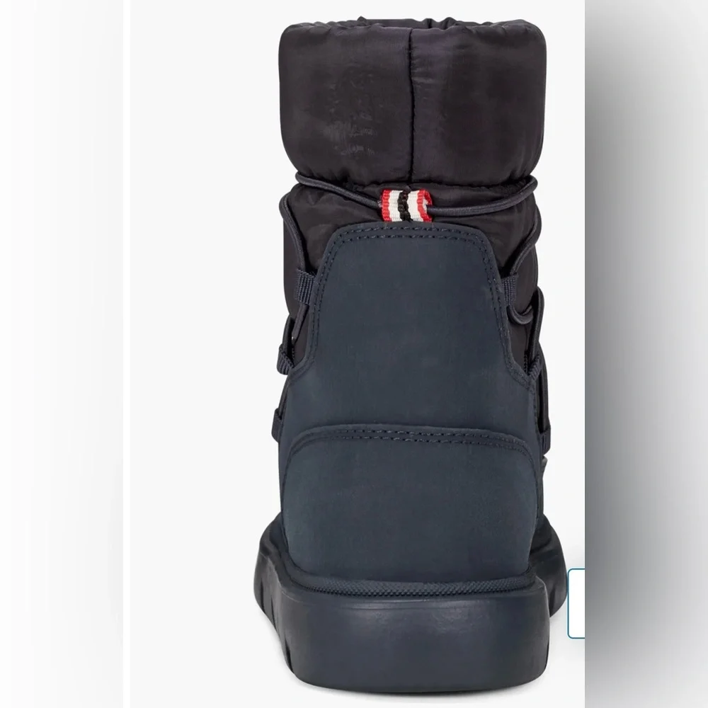 Hunter Big/kid Cozy Boot size 4 gently used $120 Color: Dark Blue